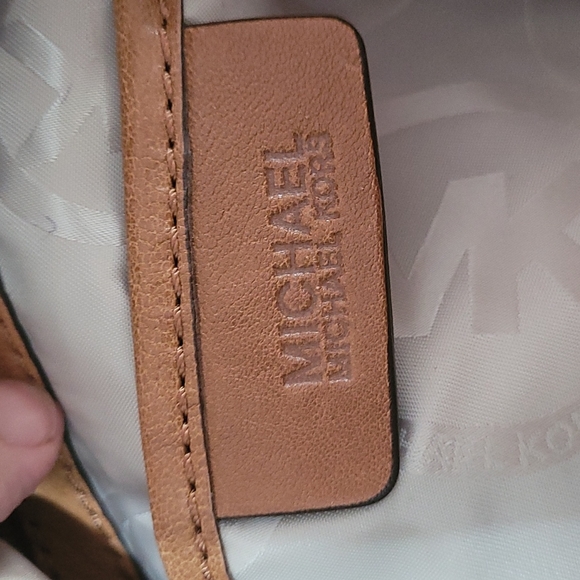 Michael Kors Morley Dune Leather shoulder bag - Picture 6 of 7